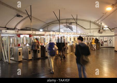 PARIS, Frankreich, 20. Oktober 2014: Menschen in der U-Bahn in Paris. Pariser Metro hat einen jährlichen Zuwachs von 1.527 Milliarden Fahrten. Stockfoto