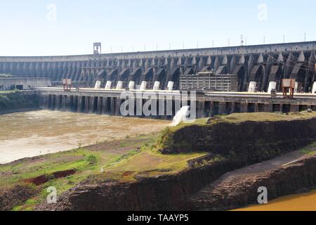 Itaipu Dam-Wasserkraftwerk am Paraná River. Grenze zwischen Brasilien und Paraguay. Stockfoto