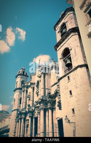 Havanna, Kuba - Stadt Architektur. Berühmten barocken Dom mit seinen asymmetrischen Türmen. Kreuz verarbeitet farbe Stil - Retro, Bild, Ton. Stockfoto