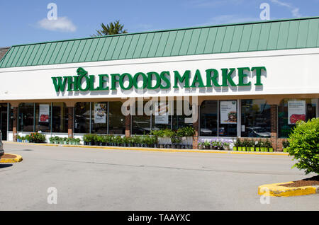 Whole Foods Market storefront in South Weymouth, MA USA Stockfoto