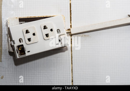 Alte Stecker und die Verschlechterung der Netzschalter ist es gefährlich zu verwenden. Und einen Brand verursachen Stockfoto