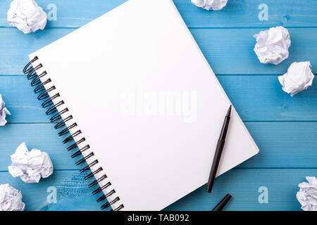 Notebook auf Holztisch Stockfoto
