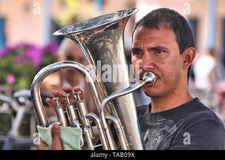 REMEDIOS, Kuba - 20. FEBRUAR 2011: laienorchester Mann spielt die Tuba in Remedios, Kuba. Remedios ist eine der ältesten Städte in Kuba, zurück t-line Stockfoto