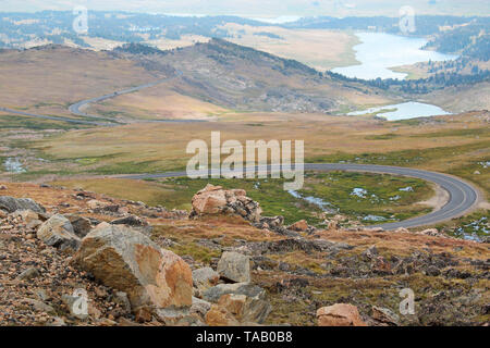 Geschwungene Bergstraße in ländlichen Montana Wyoming in der Nähe der Grenze, auf der Beartooth Highway, den Blick von dem Tal in Richtung Berge und den Fluss. Stockfoto