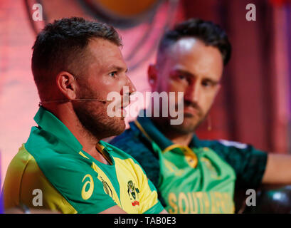 Südafrika's Faf du Plessis und Australiens Aaron Fink (links) während des Cricket World Cup Kapitän Launch Event am Film vergossen, London. Stockfoto