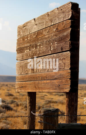 Antike hölzerne Ranch Zeichen für Quarter Horses auf Ackerland in Wyoming, aus Westen. Stockfoto