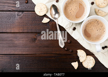 Kaffeetassen auf hölzernen Tisch Hintergrund Stockfoto