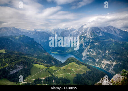 Königsee und die umliegenden Berge von oben auf dem Berg Jenner südlich von Berchtesgaden, Bayern, Deutschland gesehen Stockfoto