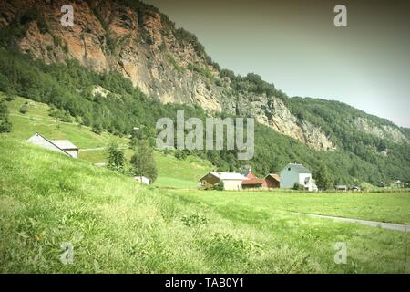 Norwegen - schönes Dorf in Hardanger Bezirk. Grünen Weiden. Kreuz verarbeitet farbe Stil - retro Ton. Stockfoto