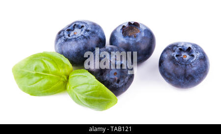 Blaubeeren mit Blättern isoliert Stockfoto