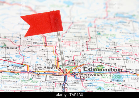 Edmonton, Alberta, Kanada. Red Flag Pin auf einer alten Karte anzeigen Reiseziel. Stockfoto