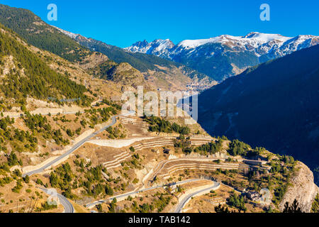 Haarnadel Straße in Andorra an sonnigen Wintertag im Dezember Stockfoto