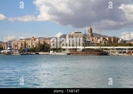 Malaga Stadt - Stadt in Spanien, als vom Hafen aus gesehen Stockfoto
