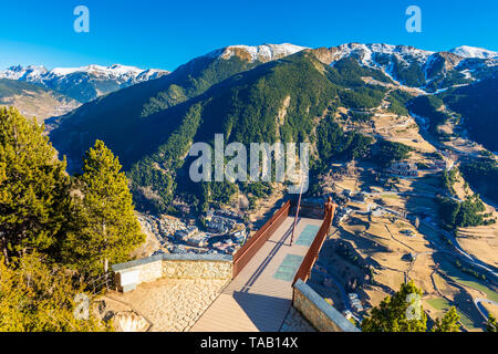 Hohen Winkel zum Aussichtspunkt mit Blick auf ein Tal in Andorra an sonnigen Wintertag im Dezember Stockfoto