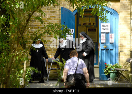 Nonnen aus dem Kloster in Tyburn St John Parish Kirche im Hyde Park, London in die Wahlen zum Europäischen Parlament. Stockfoto