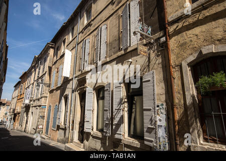 Arles, Frankreich - 27. Juni 2017: Straße in der Altstadt von Arles in der Provence. Frankreich. Stockfoto