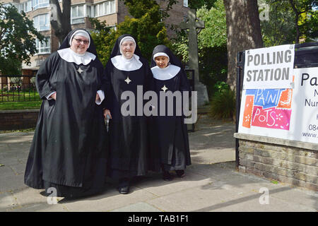 (Von links nach rechts) Mutter Hildegarde, Mutter Xaver und Mutter Makrina aus der Tyburn Kloster verlassen, nachdem ihre Stimmabgabe in St John Parish Kirche im Hyde Park, London bei der Europawahl. Stockfoto