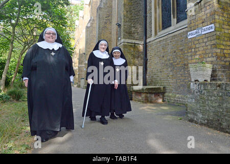 (Von links nach rechts) Mutter Hildegarde, Mutter Xaver und Mutter Makrina aus der Tyburn Kloster verlassen, nachdem ihre Stimmabgabe in St John Parish Kirche im Hyde Park, London bei der Europawahl. Stockfoto