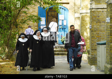 (Von links nach rechts) Mutter Makrina, Mutter Xaver und Mutter Hildegarde aus der Tyburn Kloster verlassen, nachdem ihre Stimmabgabe in St John Parish Kirche im Hyde Park, London bei der Europawahl. Stockfoto