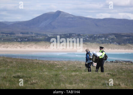 Vorsitzende Carmel McBride und Gardasee Adrian McGettigan einer Urne aus dem Wahllokal auf der Insel Inishbofin tragen. Die Wähler auf dem entfernten Insel vor der Küste von Donegal waren unter den ersten, die ihren Stimmzettel in den lokalen und europäischen Wahlen zu werfen, einen Tag vor dem Rest des Landes. Stockfoto