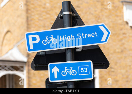 Straßenverkehrsordnung blaue Schild für Radweg Richtungen. Blaue Route 53, High Street und Parken. Richtungspfeil Schild. Southend On Sea, Essex, Großbritannien Stockfoto