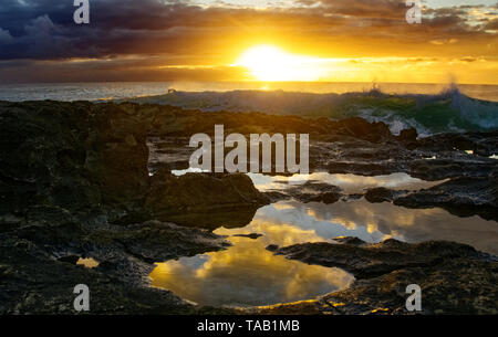 Gezeitenbecken und Sonnenuntergang Oahu, Hawaii Stockfoto