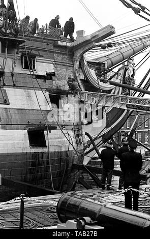 AJAXNETPHOTO. 27. Februar, 1973. PORTSMOUTH, ENGLAND - BRAND IN DAS LOCH! - Mitglieder von PORTSMOUTH STADT FEUERWEHR KAMPF, EIN FEUER IN Admiral Horatio Nelson's berühmten trafalgar FLAGGSCHIFF H.M.S. Sieg, begonnen während RESTAURATOREN WAREN ENTFERNEN ALTE FARBE AUS DEM INNEREN DER BUG ABSCHNITT. Schwere FEUERWEHRLEUTE gesehen das Bohren von Löchern IN DAS SCHIFF HÖLZER MIT EINER SCHNECKE ZU QUELLE VON FEUER. Foto: Jonathan Eastland/AJAX REF: 357309 6A ZU ERHALTEN Stockfoto