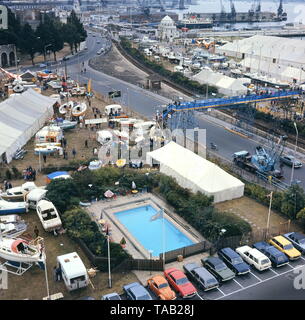 AJAXNETPHOTO. SEPTEMBER, 1973. SOUTHAMPTON, England. - SOUTHAMPTON BOAT SHOW AUSBREITENDE über Mayflower Park aus gesehen Das HOLIDAY INN HOTEL. Foto: PETER EASTLAND/AJAX REF: C 73179 5 Stockfoto