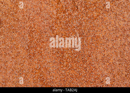 Nahaufnahme makro Ansicht von melierter Altes rostiges Metall oberfläche gelb-orange Farbe. Detaillierte Muster Textur oder Hintergrund in natürlicher Umgebung. Weath Stockfoto