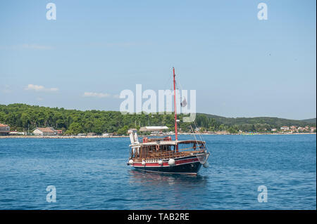 Hölzerne Segelboot Segeln entlang der Küste der Stadt Rovinj in Kroatien bei sonnigem Wetter. Stockfoto