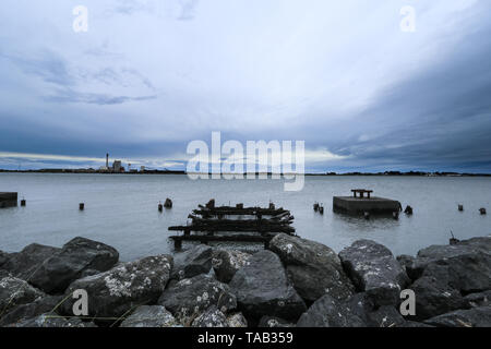 Wide Angle Shot mit blauem Himmel und Wolken über dem Meer. Stockfoto