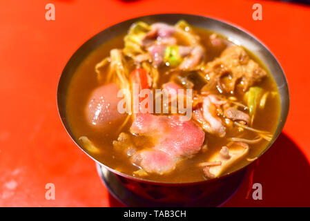 Nahaufnahme Schuß von Taiwanese-Style würzigem Schweinefleisch Hot Pot Stockfoto