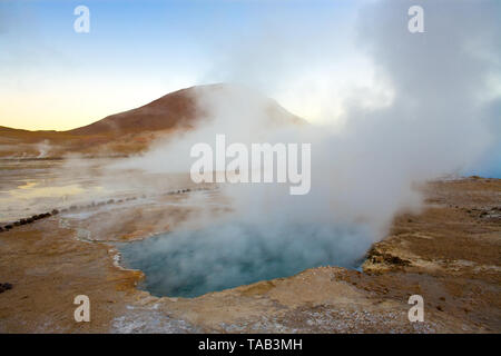 Natürlichen heißen Pool auf einer Höhe von 4300 m, El Tatio Geysire, Atacama-wüste, Antofagasta Region, Chile, Südamerika Stockfoto