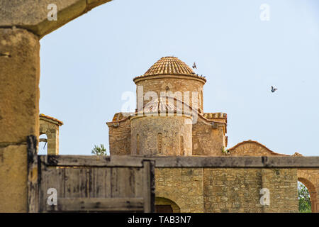 Panayia Kanakaria 6. Jahrhundert byzantinischen Klosterkirche ursprünglich mit Mosaiken in Kanakaria Lythrangomi, Insel Zypern mit Tauben fliegen Stockfoto