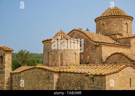 Panayia Kanakaria 6. Jahrhundert byzantinischen Klosterkirche ursprünglich mit Mosaiken in Kanakaria Lythrangomi, Insel Zypern mit Tauben fliegen Stockfoto