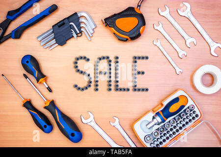 Inschrift im Rahmen aus Construction Tools, wie Schraubendreher, Schraubenschlüssel, Maßband, Zangen, Klebeband, Möbel Tasten auf einer Woo Stockfoto