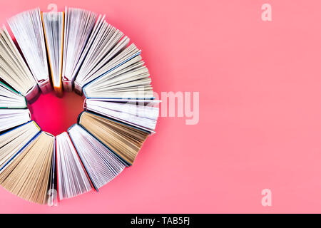 Das Herz der Bücher auf Coral Hintergrund. Ansicht von oben. Liebe Geschichte Bücher. Kopieren Sie Platz. Ansicht von oben Stockfoto