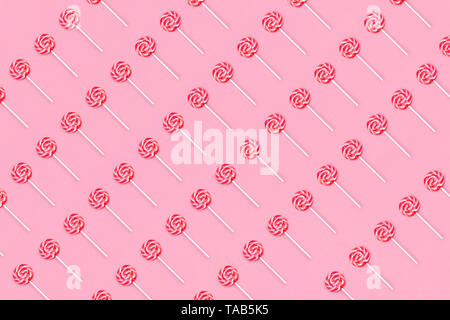 Muster der bunte Lollipop candy mit Stick auf rosa Hintergrund. Flach. Stockfoto
