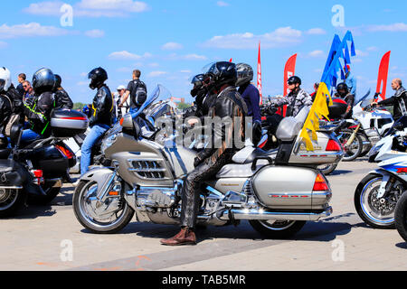 Dnipro, Ukraine, 28. April 2018. Motorradfahrer auf schönen teuren Motorrädern mit einem gelb-blauen Wimpel, die Motorrad Saison öffnen in Stockfoto