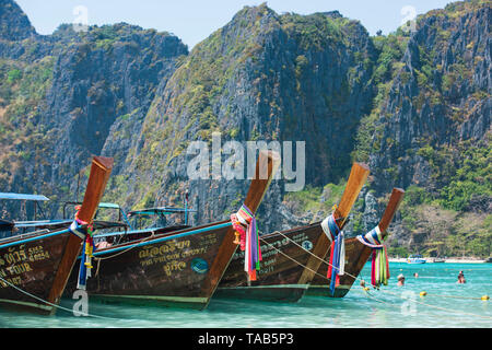 KRABI, Thailand, 28. März 2016; traditionellen touristischen Boote. Maya Bay in Ko Phi Phi Le Island, Krabi Provinz von Thailand. Südostasien Stockfoto