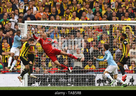 Heurelho Gomes von Watford versucht, klar wie Raheem Sterling von Manchester City Herausforderungen - Manchester City v Watford, die Emirate FA-Cup, Wembley Stadion, London - Nur 18 Mai 2019 Redaktionelle Verwendung Punch Stockfoto