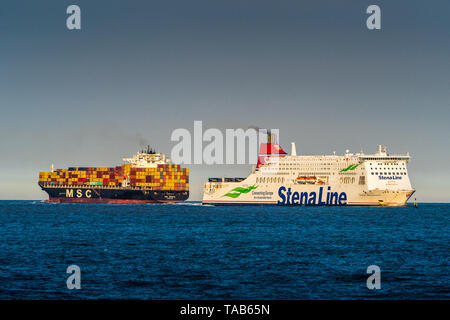 Stena Line Fähre Stena Britannica in Harwich Port auf einer Reise von Hoek van Holland übergibt die MSC Genf container Schiff verlassen Harwich Port Stockfoto