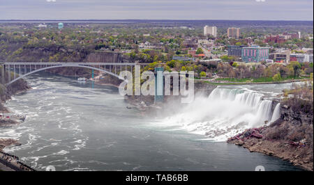 Niagara Falls, Kanada - 18. Mai 2019. Panorama Aussicht auf die Niagara Fälle von der kanadischen Seite mit der Brücke Stockfoto