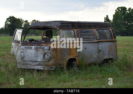 1976 Volkswagen Bus sitzen in einem Feld aufgegeben. Stockfoto