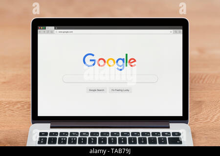 Ein Apple Macbook zeigt die Google Website (nur redaktionelle Nutzung). Stockfoto