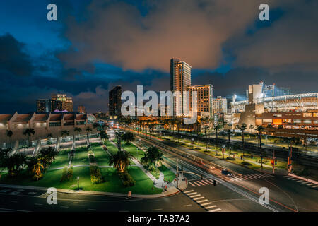 Stadtbild Blick auf die Innenstadt von San Diego Skyline und den Hafen Fahren bei Nacht, in San Diego, Kalifornien Stockfoto