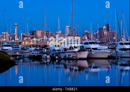 Retro-Bild der Skyline von Seattle am Yachthafen von Elliott Bay mit Booten, die mit Abendlicht vor Anker liegen. Stockfoto