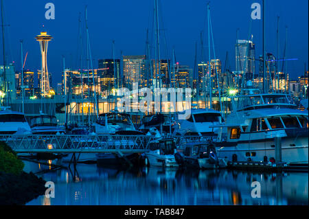 Retro-Bild der Skyline von Seattle am Yachthafen von Elliott Bay mit Booten, die mit Abendlicht vor Anker liegen. Stockfoto