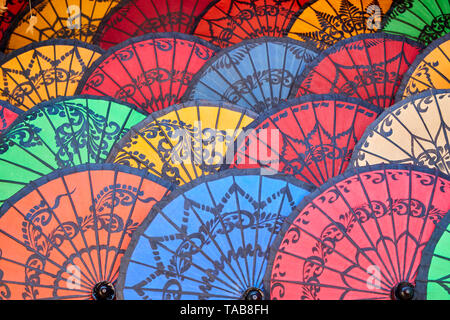 Bunte Anzeige der Sonnenschirme in Markt in Myanmar. Stockfoto