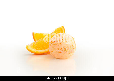 Eis Ball, orange Aroma mit Zutaten, Orangenscheiben, auf einem weißen Hintergrund. Stockfoto